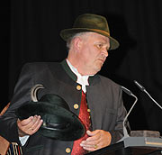 Karl-Heinz Knoll bekam neben Medaille, "München Leuchtet" in Gold auch einen Trachtenhut überreicht (Foto: Ingrid Grossmann)